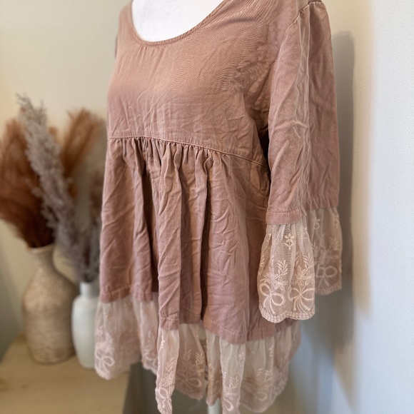 Gorgeous dusty rose lace top - Picture 2 of 3